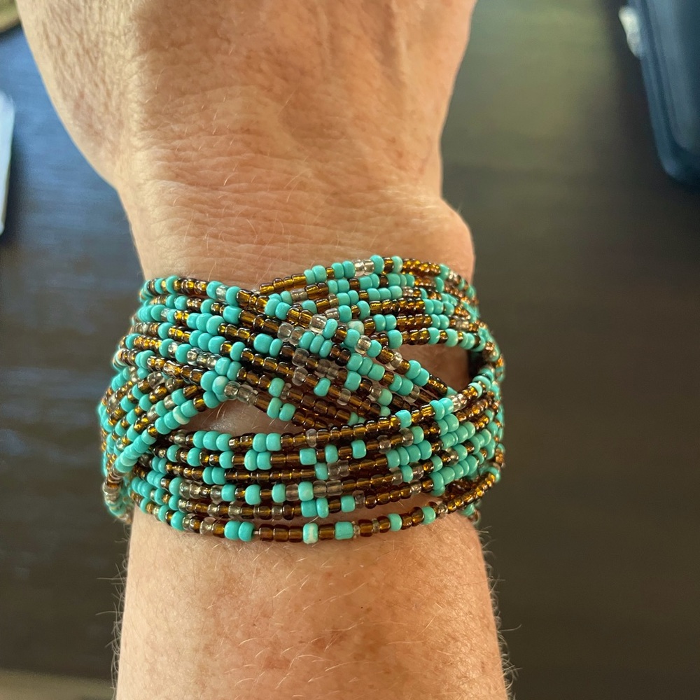 Pretty turquoise colored beaded wire bracelet